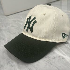 Two-tone 9Twenty cap Yankees trucker cap